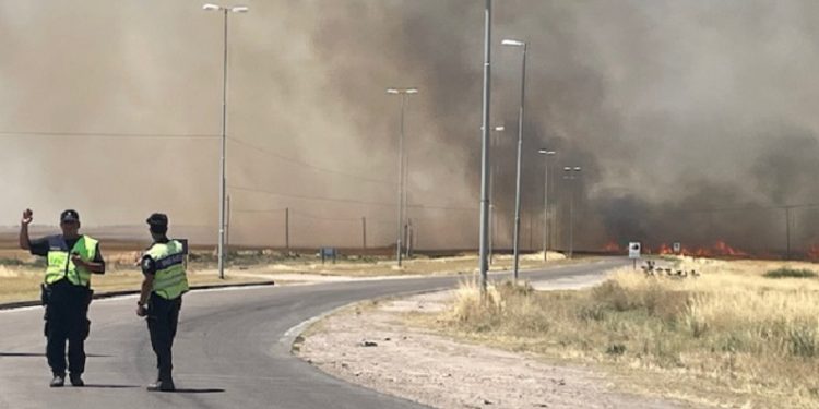 BAHIA BLANCA: Incendio consumió casi 400 hectáreas en la zona del aeropuerto  Un tremendo incendio de pastizales desatado este domingo al mediodía en la zona del Aeropuerto Comandante Espora de Bahía Blanca generó momentos de extrema tensión, obligó a la evacuación preventiva de pasajeros y personal y demandó un amplio operativo de emergencia. El fuego afectó añrededor de 400 hectáreas y provocó la reprogramación de los vuelos.