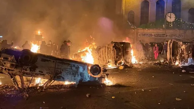 Irán se hunde en la violencia: al menos 538 muertos y 10.000 detenidos en las protestas contra el régimen En las últimas horas se intensificaron las demostraciones de rechazo contra Ali Khamenei, con el objetivo de derrocar su gobierno. Mientras se habla de una "transición", Donald Trump analiza una intervención militar en Teherán.