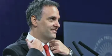 Manuel Adorni fue designado director de YPF en representación del Estado Nacional