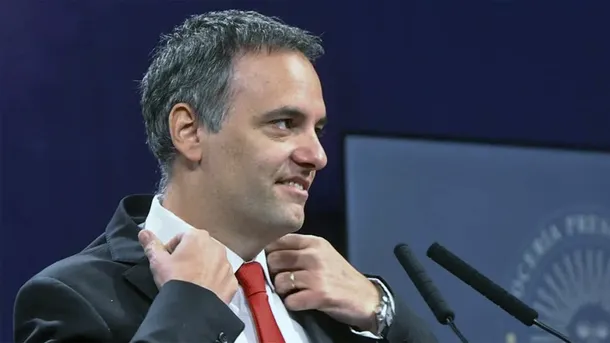 Manuel Adorni fue designado director de YPF en representación del Estado Nacional El jefe de Gabinete fue anunciado como director titular en representación de las Acciones Clase A, con poder de veto sobre decisiones estratégicas de la petrolera nacional.