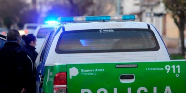 BAHIA BLANCA: Encuentran a un hombre fallecido en su vivienda del barrio San Martín Un hombre fue hallado sin vida en el interior de una vivienda del barrio San Martín, en un hecho que, según las primeras estimaciones, no presentaría indicios de criminalidad y estaría vinculado a una muerte de origen natural.
