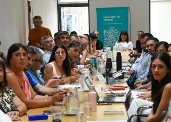 Kicillof acordó con los estatales bonaerenses un aumento de 4,5%