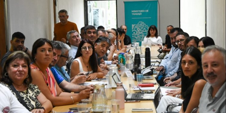 Kicillof acordó con los estatales bonaerenses un aumento de 4,5%  El Ejecutivo provincial mejoró la oferta y acordó un aumento de 4,5% para los estatales bonaerenses a cobrar en febrero. Un gremio docente rechazó la oferta.