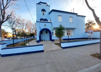 RIO COLORADO: Detenido tras choque, resistencia a la autoridad y alcoholemia positiva  En la madrugada del viernes, personal de la Comisaría 11º de Río Colorado intervino en un procedimiento que culminó con la aprehensión de un hombre por atentado y resistencia a la autoridad, además de daños materiales, destacándose la rápida y coordinada actuación policial.