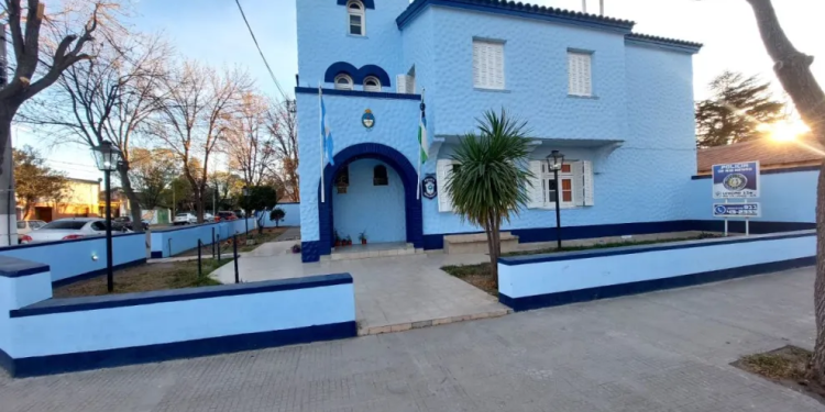 RIO COLORADO: Detenido tras choque, resistencia a la autoridad y alcoholemia positiva  En la madrugada del viernes, personal de la Comisaría 11º de Río Colorado intervino en un procedimiento que culminó con la aprehensión de un hombre por atentado y resistencia a la autoridad, además de daños materiales, destacándose la rápida y coordinada actuación policial.