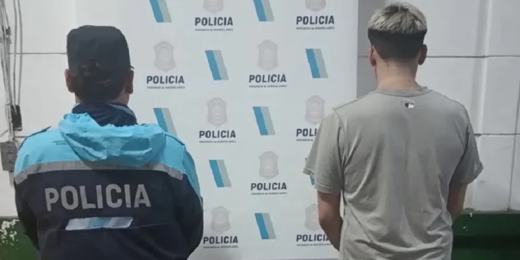 BAHIA BLANCA: Un joven fue aprehendido anoche acusado de asaltar a un transeúnte con un cuchillo  Desde el Comando de Patrulla informaron que cerca de las 21 un hombre denunció que minutos antes había sido abordado en la vía pública por un ladrón que lo amenazó con una cuchilla y le sustrajo $10.000.