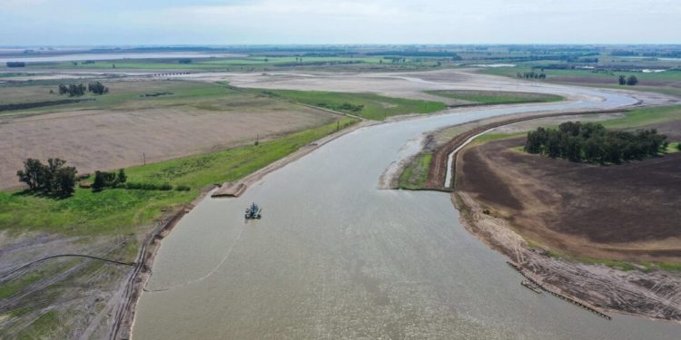 En qué consiste el tramo V de la obra del Río Salado anunciado por Kicillof El Ejecutivo bonaerense inició la licitación del último tramo del Plan Maestro del Río Salado. Dónde se realizarán las obras y en qué consistirán.