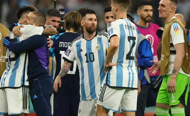 Golpe para la Selección Argentina: una figura sufrió una grave lesión y se despide del Mundial 2026 Un defensor, habitual convocado a la Selección Argentina por Lionel Scaloni se rompió el tendón de Aquiles. Estará un año fuera y no llegará al Mundial 2026.