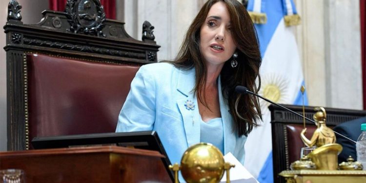 Villarruel desafió el ajuste de Milei y pidió más presupuesto para combatir los incendios en la Patagonia  Victoria Villarruel volvió a desafiar a Javier Milei tras cuestionar el ajuste en el área ambiental y exigir más recursos para combatir los incendios en la Patagonia.