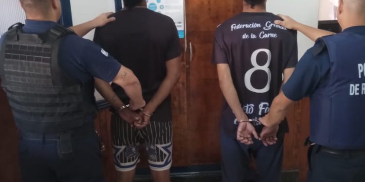 LUIS BELTRAN: Dos sujetos quedaron detenidos en Luis Beltrán por el delito de «Hurto en cuasi flagrancia» Dos sujetos quedaron detenidos en Luis Beltrán por el delito de "Hurto en cuasi flagrancia", tras ser vistos, por operarios de una chacra, en momentos que se llevaban mochilas cargadas con elementos que habían sustraído del lugar.