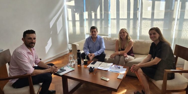TORNQUIST: Estefanía Bordoni se reunió con funcionarios provinciales para avanzar en obras hídricas y de infraestructura  La Intendente Municipal de Tornquist, Estefanía Bordoni, mantuvo una reunión de trabajo con el Subsecretario de Recursos Hídricos de la Provincia de Buenos Aires, Néstor Álvarez, con el objetivo de avanzar en distintos proyectos vinculados a agua y saneamiento en el distrito.