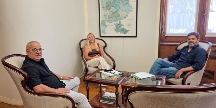 TORNQUIST: Gestión y articulación «Estefanía Bordoni se reunió con el Ministro Carlos Bianco»  La Intendente Municipal de Tornquist, Estefanía Bordoni, mantuvo una reunión de trabajo con el Ministro de Gobierno de la Provincia de Buenos Aires, Carlos Bianco, con el objetivo de repasar los proyectos en marcha en el distrito y fortalecer la agenda de gestión conjunta con el Gobierno provincial.