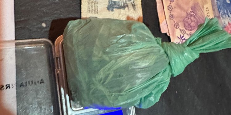 CHIMPAY: Desbaratan punto de venta de estupefacientes  En el marco de un nuevo avance en la lucha contra el narcotráfico, la policía rionegrina logró desarticular un punto de comercialización de estupefacientes que operaba en la intersección de las calles Estrella Alpina y Moreno de Chimpay.