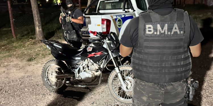 Chimpay: Operativo de control: motocicleta retenida por maniobras indebidas  En acción preventiva, la Brigada Motorizada de Apoyo de la Unidad Regional IV de policía retuvo, en Chimpay, una motocicleta que se encontraba realizando maniobras indebidas en la vía pública, las que ponían en riesgo la integridad física del motociclista y de otras personas.