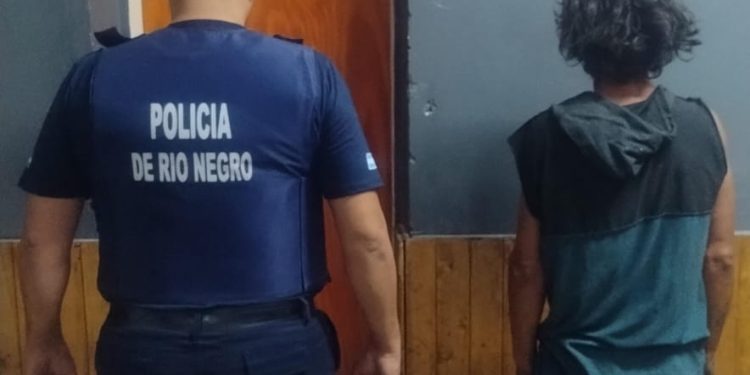 LAMARQUE: Personal policial frustró intento de hurto en dependencia oficial Un sujeto quedó detenido, y a disposición de la justicia, tras ser sorprendido en actitud sospechosa merodeando un depósito judicial de motocicletas ubicado en el patio interno de la comisaría 17.