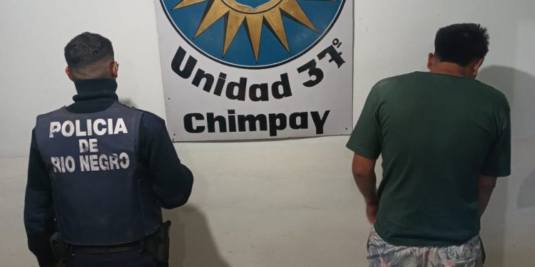 CHIMPAY: Detienen a un hombre por grave hecho de violencia de género Un sujeto fue detenido en la tarde del pasado viernes en Chimpay, por personal de la Comisaría 37, bajo cargos de "lesiones, daño y amenazas en el marco de violencia de género", a lo que sumaria luego otra imputación por "resistencia a la autoridad".