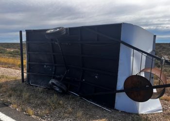 Vuelco de casilla rodante en Ruta 250 tras maniobra de adelantamiento