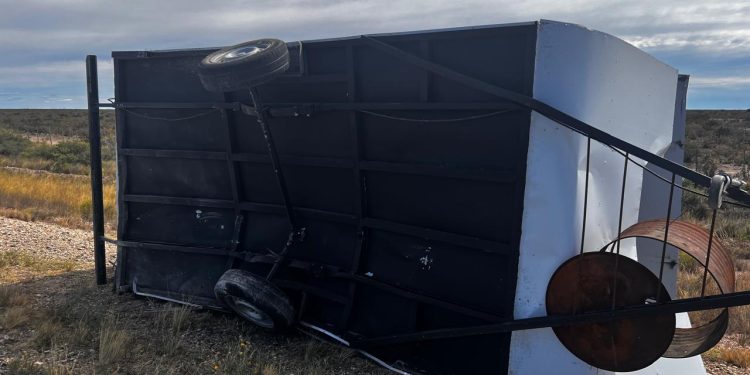 Vuelco de casilla rodante en Ruta 250 tras maniobra de adelantamiento  Un siniestro vial se registró en la mañana del Jueves alrededor de las 10:35 horas, sobre la Ruta Nacional 250, a la altura del kilómetro 199, en jurisdicción de Pomona.