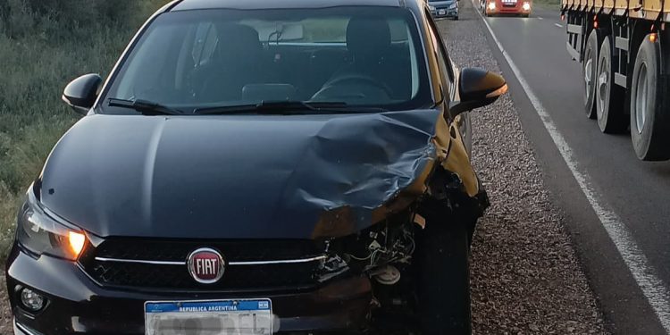 Accidente de tránsito en Ruta 22 por desprendimiento de una cubierta  Un accidente de tránsito se registró minutos después de las 20 horas de éste viernes en el kilómetro 1053 de la ruta Nacional 22, en cercanías de Chimpay.