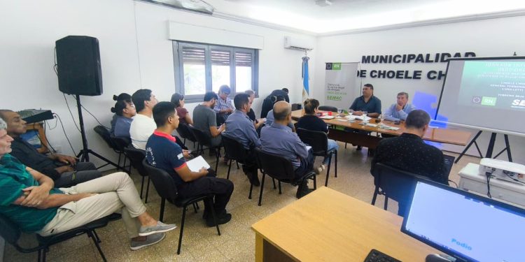 CHOELE CHOEL: Choele reactivó el Consejo Local de Seguridad Ciudadana con fuerte respaldo institucional y foco en la prevención  En el marco de la reanudación de los Consejos Locales de Seguridad Ciudadana en toda la provincia de Río Negro, Choele Choel retomó formalmente el funcionamiento de su Consejo, consolidando un espacio clave de articulación entre el Estado, las fuerzas de seguridad y las instituciones de la comunidad.