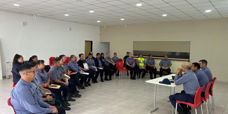 CHOELE CHOEL: Se presentaron las nuevas autoridades de la Unidad Regional IV  En el marco de una reunión de trabajo celebrada en la mañana de éste jueves en Choele Choel, quedaron presentadas las nuevas autoridades policiales de la Unidad Regional IV de la policía rionegrina.