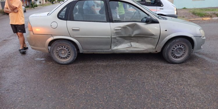 LAMARQUE: Accidente de tránsito entre dos vehículos en el centro  En horas de la noche de éste miércoles, minutos después de las 20,  se produjo un accidente de tránsito en la intersección de las calles Libertad y Moreno.