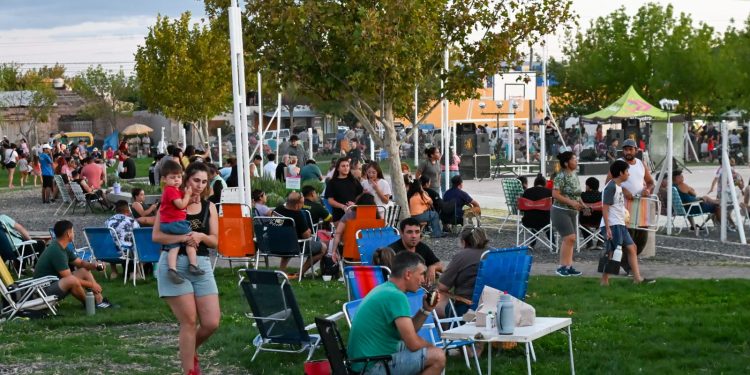 CHOELE CHOEL: Multitudinaria convocatoria en una nueva edición de Domingos Culturales en el barrio Las Bardas.  El ciclo Domingos Culturales, organizado por la Dirección de Cultura de la Municipalidad de Choele Choel en articulación con la Feria Municipal, tuvo este fin de semana una convocatoria masiva en el barrio Las Bardas, donde vecinos y vecinas colmaron la flamante plaza.