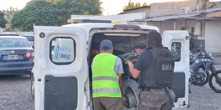 LAMARQUE: Macro operativo resultó en la retención preventiva de varias motos  Un trabajo de prevención llevado a cabo por personal de la Brigada Motorizada de Apoyo del Valle Medio en la ciudad de Lamarque, terminó con la retención preventiva de cuatro motovehículos que se encontraban circulando por calles de la ciudad incumpliendo las normas de tránsito.