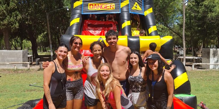 CHOELE CHOEL: La colonia municipal cerró el verano con más chicos y nuevas propuestas.  La Colonia de Vacaciones Municipal volvió a ser una de las políticas públicas más valoradas del verano en Choele. Con una propuesta gratuita que año tras año incrementa la cantidad de participantes, el ciclo cerró su edición 2025 con actividades especiales: campamento para los más grandes y una colorida fiesta del agua para los más chicos.