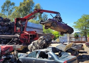 BAHIA BLANCA: El Municipio avanza con un nuevo operativo de compactación de vehículos abandonados