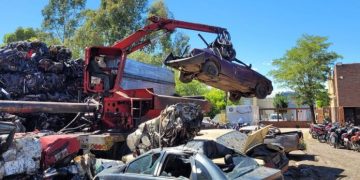 BAHIA BLANCA: El Municipio avanza con un nuevo operativo de compactación de vehículos abandonados