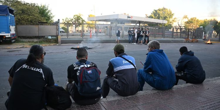 Fate anuncia el cierre definitivo y despide 920 empleados, en medio de la presión importadora Fate anunció el cierre definitivo de su planta en San Fernando y despedirá a 920 empleados, en medio de la crisis del sector por las importaciones.