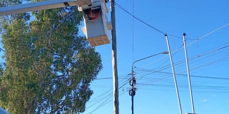 CHOELE CHOEL: La Municipalidad de Choele Choel avanza con la conversión a luminarias LED en el barrio Mansilla  La Municipalidad de Choele Choel continúa avanzando con el plan de conversión del alumbrado público a tecnología LED, con la incorporación de nuevas luminarias y el recambio de luces antiguas en el barrio Mansilla.
