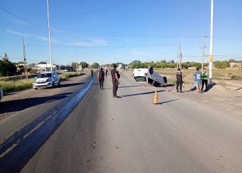 CHOELE CHOEL: Despiste seguido de vuelco protagonizado por un vehículo Volkswagen Gol,