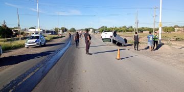 CHOELE CHOEL: Despiste seguido de vuelco protagonizado por un vehículo Volkswagen Gol,