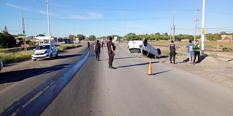 CHOELE CHOEL: Despiste seguido de vuelco protagonizado por un vehículo Volkswagen Gol,