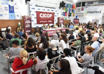 Médicos bonaerenses aceptan el aumento de 4,5% y marchan contra la reforma laboral