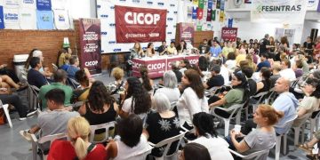 Médicos bonaerenses aceptan el aumento de 4,5% y marchan contra la reforma laboral