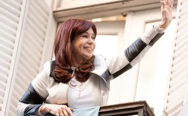 La Justicia ordenó restituir la pensión a Cristina Fernández  Los magistrados dictaminaron que ANSES debe retomar el pago de la pensión por viudez de forma provisoria, aunque mantuvieron la suspensión de su jubilación presidencial.