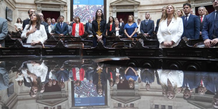 Con Milei en EEUU y en medio de un nuevo paro general, el Gobierno enfrenta una sesión clave por la reforma laboral El oficialismo espera una sesión maratónica en la Cámara de Diputados, pero confían en que el proyecto se va a aprobar luego de que aceptaran cambios en el artículo sobre licencias médicas. El trasfondo de la medida de fuerza de la CGT podría terminar en un nuevo conflicto