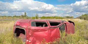 Un despiste y vuelco ocurrió este domingo, minutos antes de las 5 de la tarde, a la altura del kilómetro 262 de la ruta nacional 250, entre Pomona y Lamarque