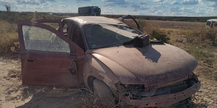 Un siniestro vial se registró este domingo alrededor de las 16:20 horas sobre la Ruta Nacional 22, a la altura del kilómetro 1076, donde un vehículo protagonizó un despiste seguido de vuelco. Al arribar al lugar, personal policial del Cuerpo Seguridad Vial Choele Choel constató que se trataba de un automóvil Chevrolet Vectra que era conducido por una mujer de 33 años, quien viajaba acompañada por su hija de 12 años de edad - ambas con domicilio en la ciudad de Cinco Saltos - y otra menor de 13 años oriunda de la provincia de Misiones.