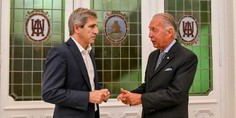 La UIA lleva a Caputo un plan urgente para reactivar la economía La Unión Industrial Argentina (UIA) llevará este viernes al ministro de Economía, Luis Caputo, un plan para reactivar la economía en medio del estancamiento industrial y la caída del consumo. La entidad fabril mantendrá un encuentro con el funcionario libertario con el objetivo de impulsar la demanda interna, aliviar la carga tributaria y contener el deterioro que golpea a sectores estratégicos de la producción.