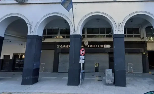 Explosión en la Escuela de Gendarmería dejó heridos y obligó a evacuar el edificio Un paquete que permanecía bajo resguardo detonó en el piso once de la sede ubicada en Paseo Colón 533. Tres personas sufrieron quemaduras y dos fueron derivadas al Hospital Argerich.