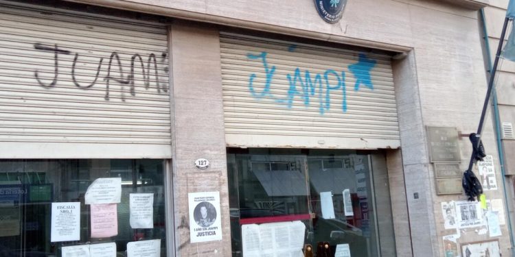 BAHIA BLANCA: Dos personas fueron detenidas por intentar robar cables de media tensión A pedido del fiscal Gustavo Zorzano, titular de la UFIJ N.º 18, el Juzgado de Garantías N.º 1 ordenó la detención de los hermanos Sergio Esteban y Horacio Noel Castillo por el intento de robo de cables de media tensión en “Tornquist-García del Río”, el cual se vio frustrado porque uno de ellos recibió una descarga eléctrica.