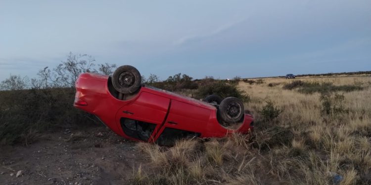 Vuelco vehicular sobre la Ruta Nacional 22 a la altura del kilómetro 948 en jurisdicción de Choele ChoeL  En horas de la madrugada de éste domingo, alrededor de las 05:21, se registró un vuelco vehicular sobre la Ruta Nacional 22, a la altura del kilómetro 948, en jurisdicción de Choele Choel.
