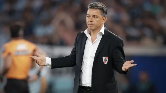 Marcelo Gallardo anunció que deja de dirigir a River: «Me invade el dolor en el alma por no cumplir con los objetivos» Luego de la derrota ante Vélez, la número 14 de los últimos 20 partidos oficiales, el "Muñeco" dejó su cargo como entrenador del Millonario.