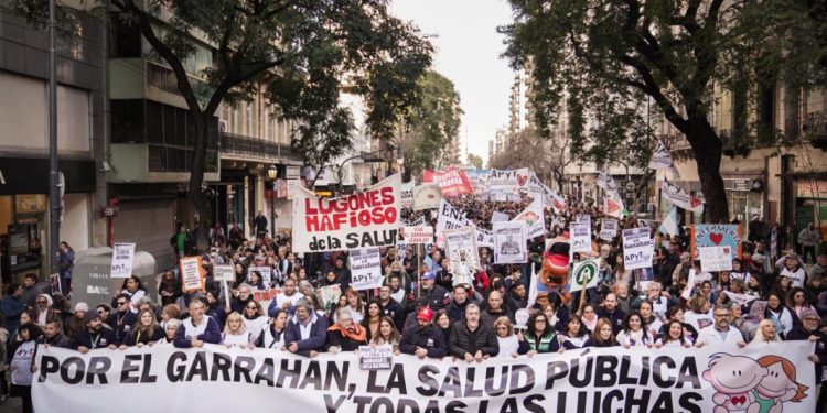 Trabajadores del Garrahan convocan un paro contra despidos, suspensiones y sumarios injustificados  Trabajadores del Hospital Garrahan se pliegan a la marcha contra la reforma laboral y denuncian despidos, suspensiones y sumarios injustificados en el nosocomio.