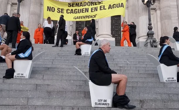 Activistas de Greenpeace se manifestaron en el Congreso contra la Ley de Glaciares: «No se caguen en el agua»  Los ecologistas saltaron la reja del Parlamento y montaron una provocativa instalación.