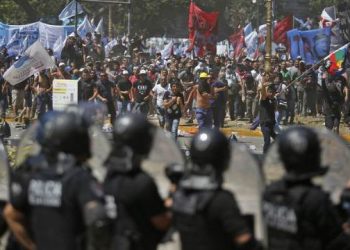 Desborde, corridas y detenidos en Congreso durante el debate de la reforma laboral: en vivo
